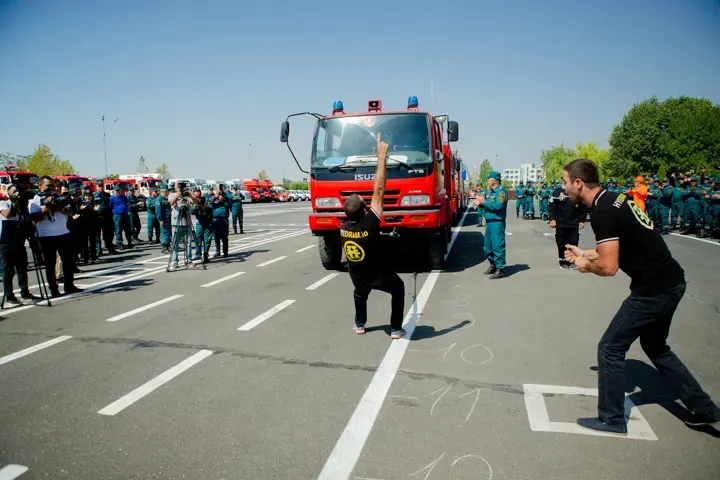 Yuri Sakunts — Fire truck strength demonstration